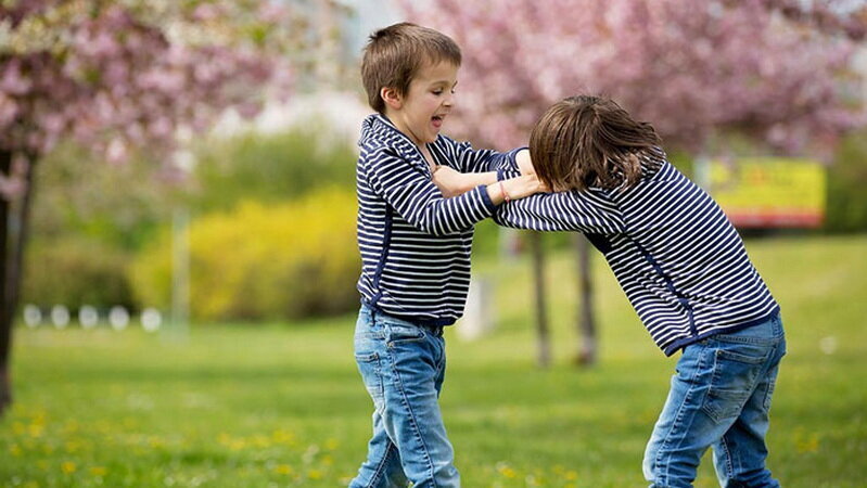 والدین کی چند بڑی غلطیاں جو بچوں کے جھگڑوں کو مزید بڑھا دیتی ہیں!