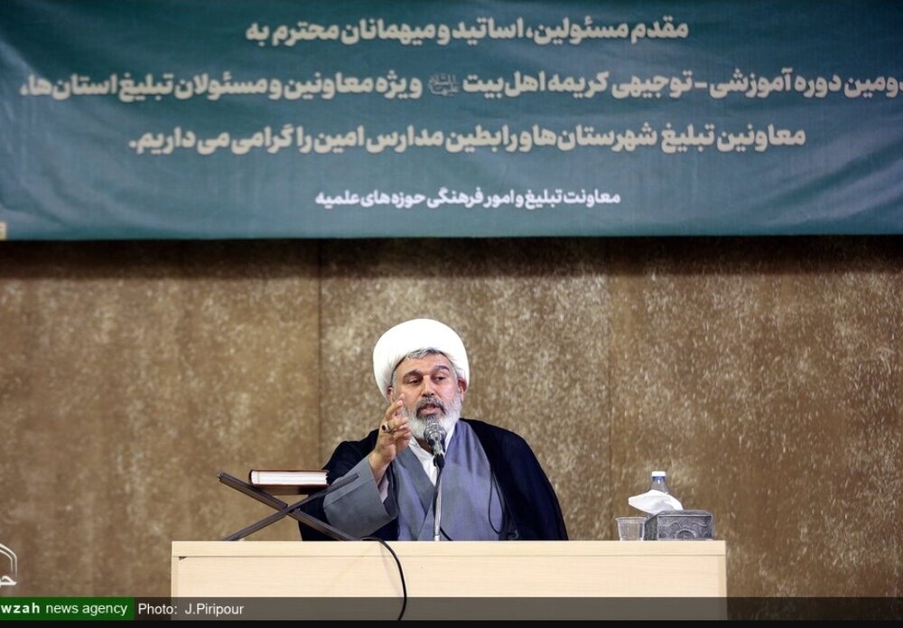 گزارشی از افتتاحیه دومین دوره آموزشی توجیهی کریمه اهل‌بیت(س) / تحولی در نظام تعلیم و تربیت با اجرای طرح امین