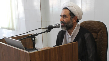 انسان عاقل با ترازوی عقل و خیر و شر امور را می‌سنجد+عکس