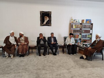 نماز در رأس برنامه‌های تربیتی و محور فعالیت‌های پرورشی است+عکس