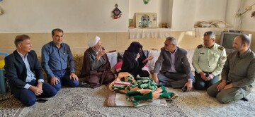 تصاویر/ دیدار امام جمعه احمدآباد با خانواده شهدا