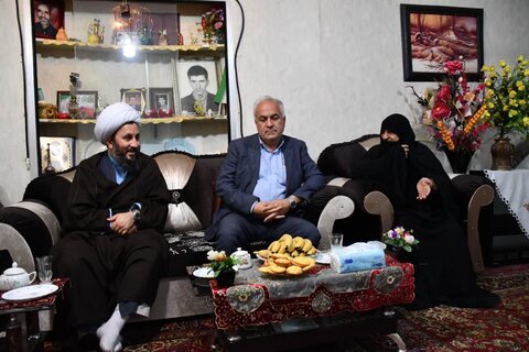 تصاویر/ دیدار امام جمعه خوی با خانواده شهدا و آزادگان
