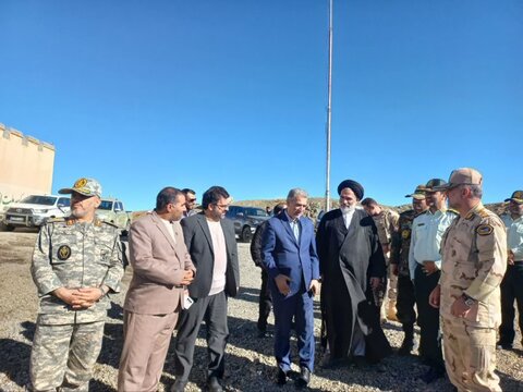 تصاویر/ بازدیدامام جمعه سلماس از پاسگاه‌های هنگ مرزی این شهرستان و تجلیل از خدمات نیروی این نهاد