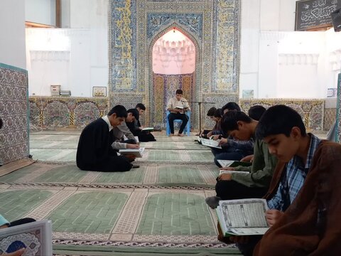 تصاویر/ محفل هفتگی قرآن کریم در مدارس علمیه کرمان