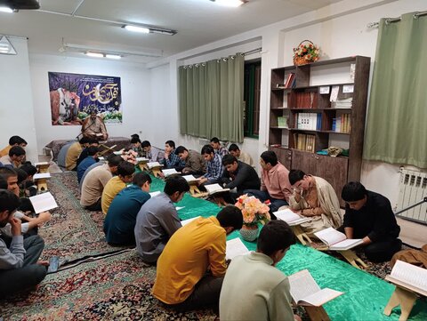 تصاویر/ محفل هفتگی قرآن کریم در مدارس علمیه کرمان