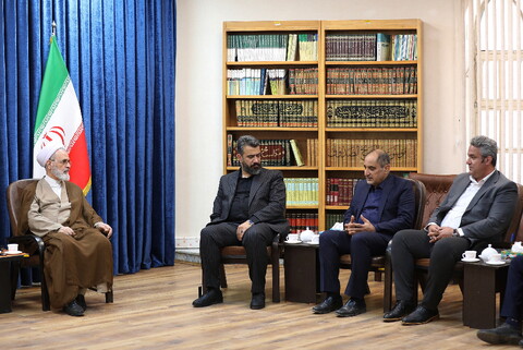 تصاویر/ دیدار  رئیس اتاق بازرگانی، صنایع، معادن و کشاورزی قم با آیت الله اعرافی