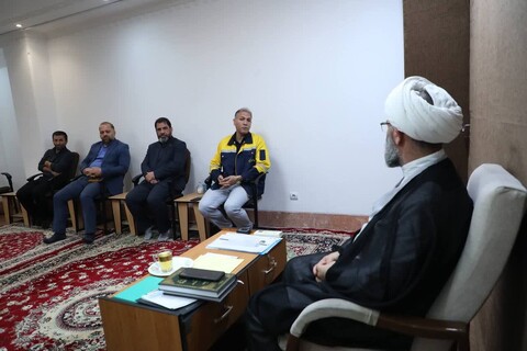 تصاویر/ دیدار مدیرکل و کارکنان اداره کل پست استان با نماینده ولی‌فقیه در استان سمنان