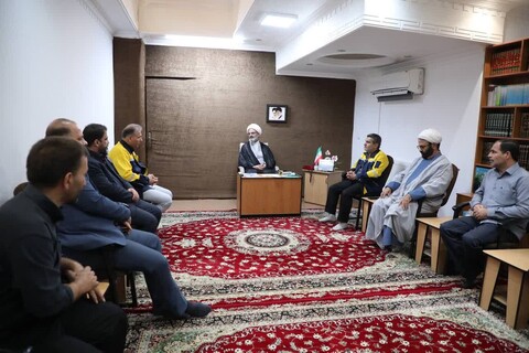 تصاویر/ دیدار مدیرکل و کارکنان اداره کل پست استان با نماینده ولی‌فقیه در استان سمنان