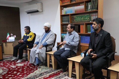 تصاویر/ دیدار مدیرکل و کارکنان اداره کل پست استان با نماینده ولی‌فقیه در استان سمنان