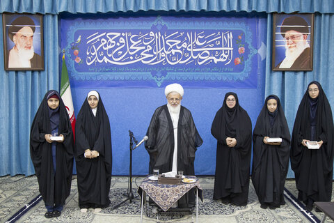 تصاویر/ دیدار مسئول و کارکنان کانون پرورش فکری کودکان استان یزد با آیت الله ناصری به مناسبت هفته ملی کودک