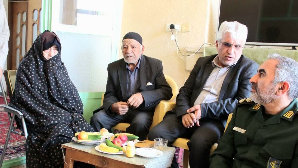 امام جمعه آران و بیدگل با خانواده معظم شهید بذرافشان دیدار کرد +عکس