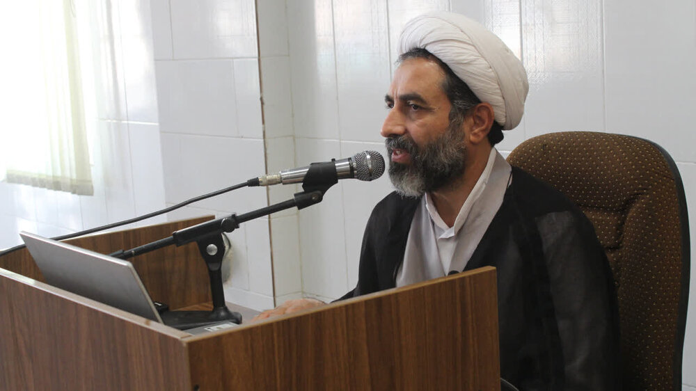 انسان عاقل با ترازوی عقل و خیر و شر امور را می‌سنجد+عکس