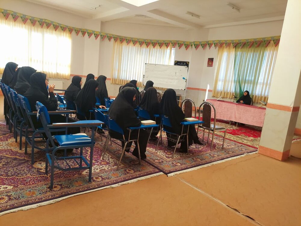 در نشست اخلاقی طلاب خواهر نقده بر «خوف الهی» به عنوان عامل بازدارنده از گناه و کلید رستگاری شد + عکس
