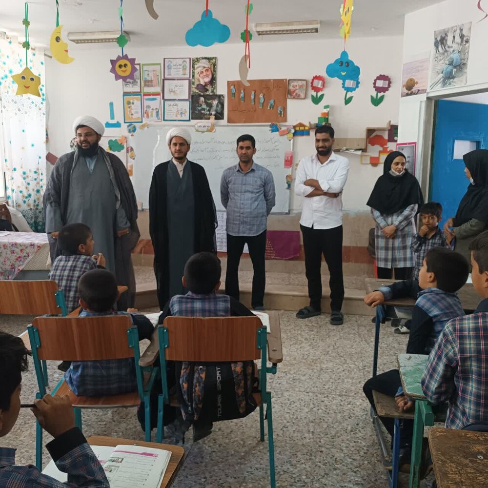 حضور در یکی از کلاس‌های درس و گفت‌وگوی صمیمانه با دانش‌آموزان