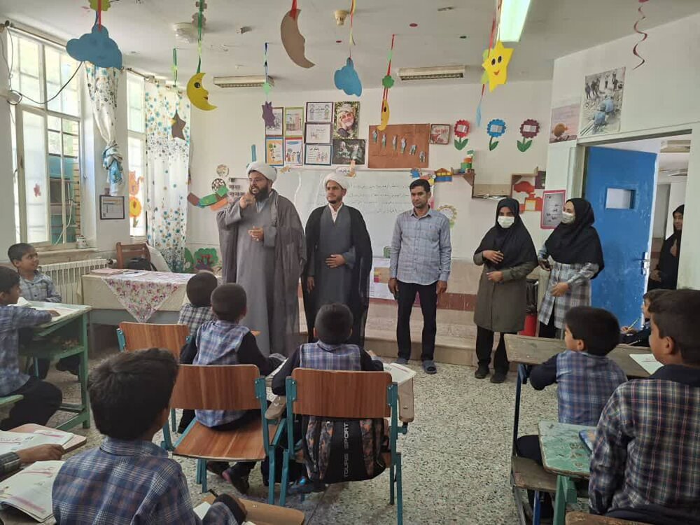 حضور در یکی از کلاس‌های درس و گفت‌وگوی صمیمانه با دانش‌آموزان