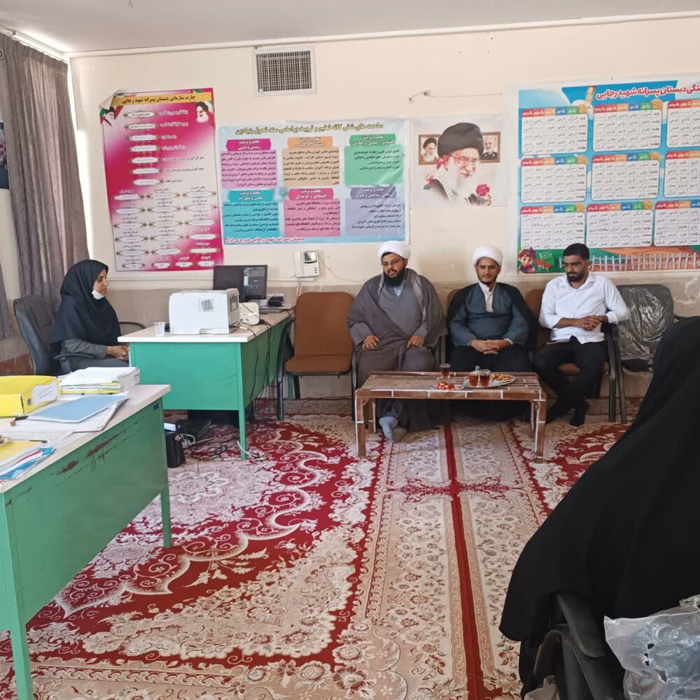 اهدای هدیه‌ای به‌پاس تلاش‌های تبلیغی و تربیتی