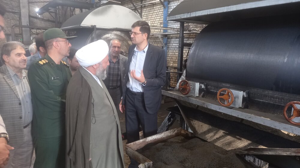 بازدید امام جمعه آران وبیدگل ازیک شرکت تولیدی فناورانه+عکس
