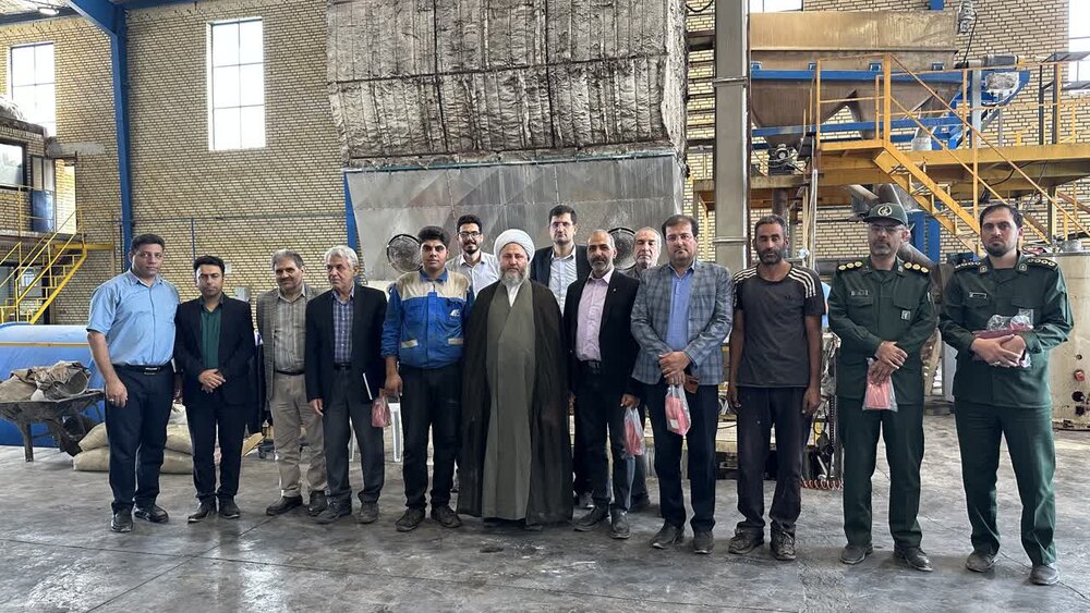 بازدید امام جمعه آران و بیدگل از یک شرکت تولیدی فناورانه+عکس