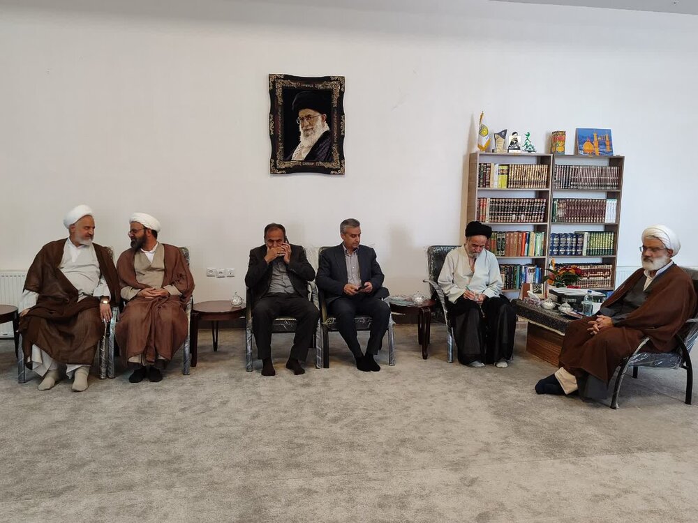 نماز در رأس برنامه‌های تربیتی و محور فعالیت‌های پرورشی است+عکس