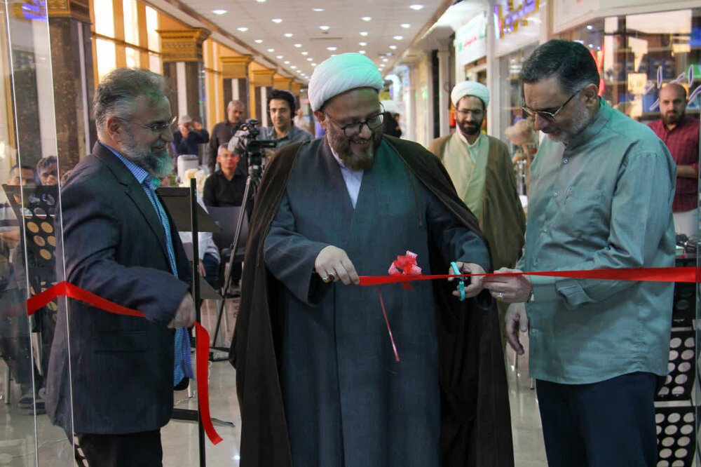 افتتاح فروشگاه کتاب انتشارات موسسه امام خمینی(ره) در مجمع ناشران و رونمایی از ۱۴ عنوان کتاب جدید