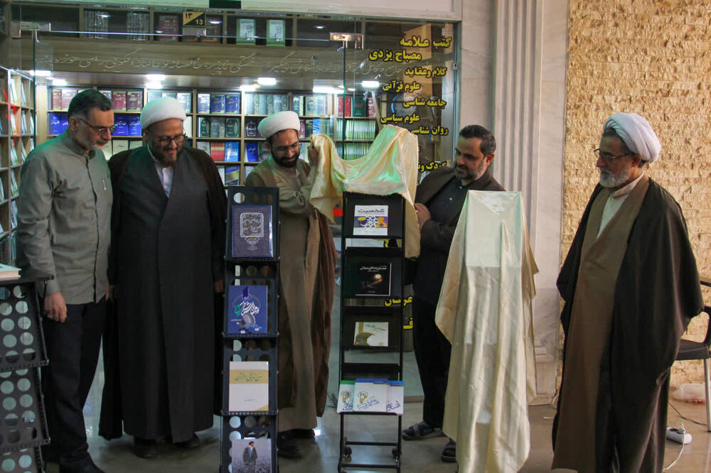 افتتاح فروشگاه کتاب انتشارات موسسه امام خمینی(ره) در مجمع ناشران و رونمایی از ۱۴ عنوان کتاب جدید