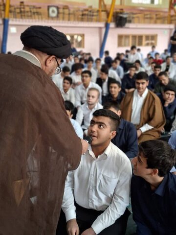 تصاویر/ کارگاه «تبلیغ نوین نماز» در دبیرستان ماندگار البرز