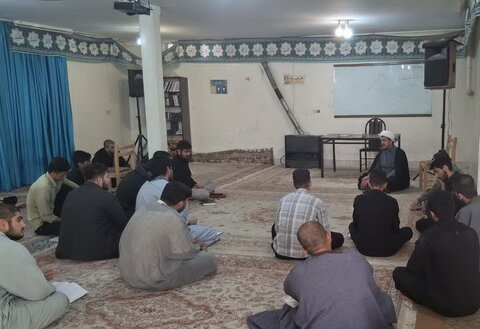 تصاویر/ نشست معاون امور طلاب حوزه علمیه کاشان با کارکنان مدرسه دارالعلم اسلامی