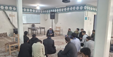 تصاویر/ نشست معاون امور طلاب حوزه علمیه کاشان با کارکنان مدرسه دارالعلم اسلامی