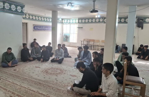 تصاویر/ نشست معاون امور طلاب حوزه علمیه کاشان با کارکنان مدرسه دارالعلم اسلامی