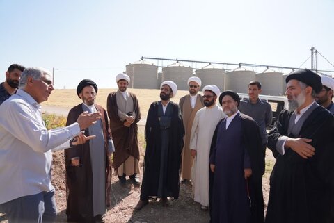 بازدید نماینده ولی‌فقیه در لرستان و جمعی از حوزویان استان از مجتمع کشت و صنعت و گردشگری فارمرز
