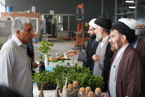 بازدید نماینده ولی‌فقیه در لرستان و جمعی از حوزویان استان از مجتمع کشت و صنعت و گردشگری فارمرز