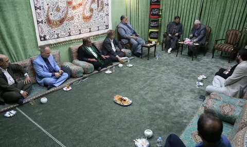 تصاویر/ حضور رئیس کمیته امداد امام خمینی(ره) در خانه مداحان