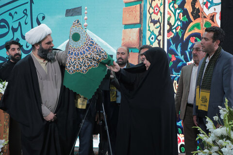 عکس/ آیین تعویض پرچم گنبد حرم مطهر حضرت موسی مبرقع(ع)