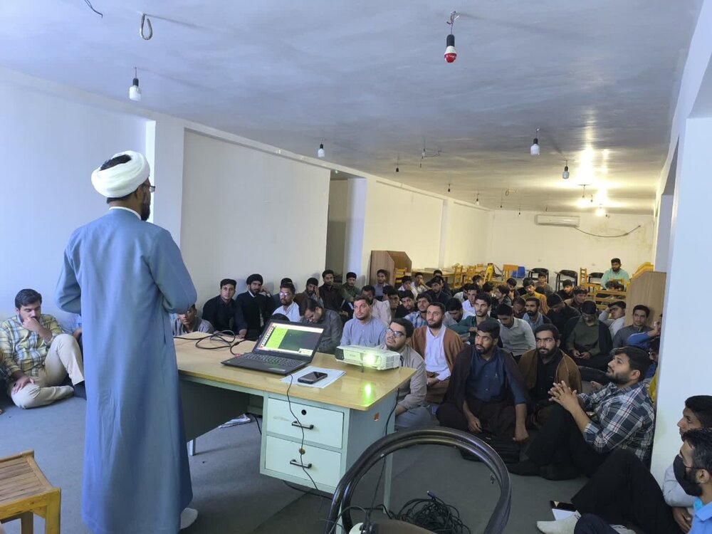 حجت‌الاسلام والمسلمین دکتر بلادر در حال تبیین مباحث پژوهشی برای طلاب حوزه علمیه امام صادق(ع) جیرفت.