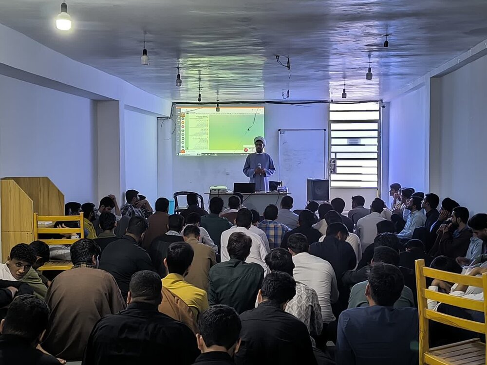 حضور جمعی از طلاب حوزه علمیه امام صادق(ع) جیرفت در دوره دانش‌افزایی پژوهشی.