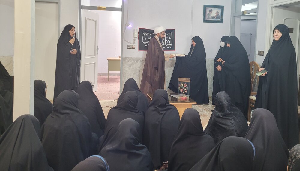 حوزه‌ علمیه محور هدایت جامعه و ضامن بقای معنویت‌ است