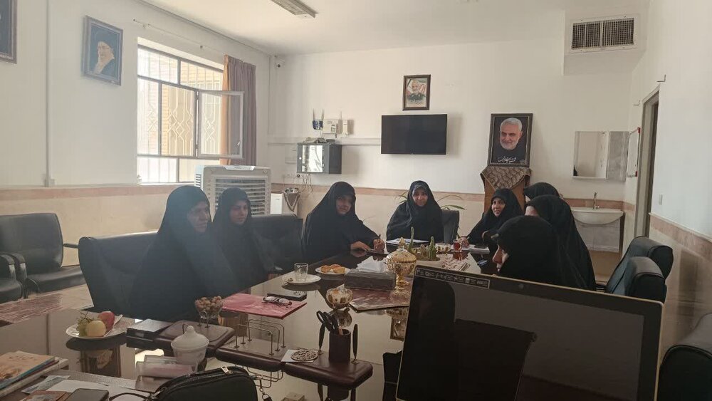 تقویت هم‌افزایی فرهنگی با حضور فرمانده حوزه بسیج طلاب خواهران در مدرسه امام حسین(ع) یزد