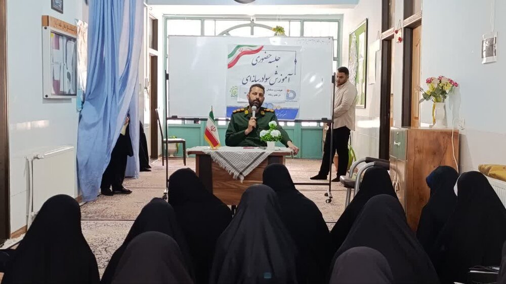 تصاویر جلسه سواد رسانه ای در مدرسه علمیه فاطمه الزهرا بم