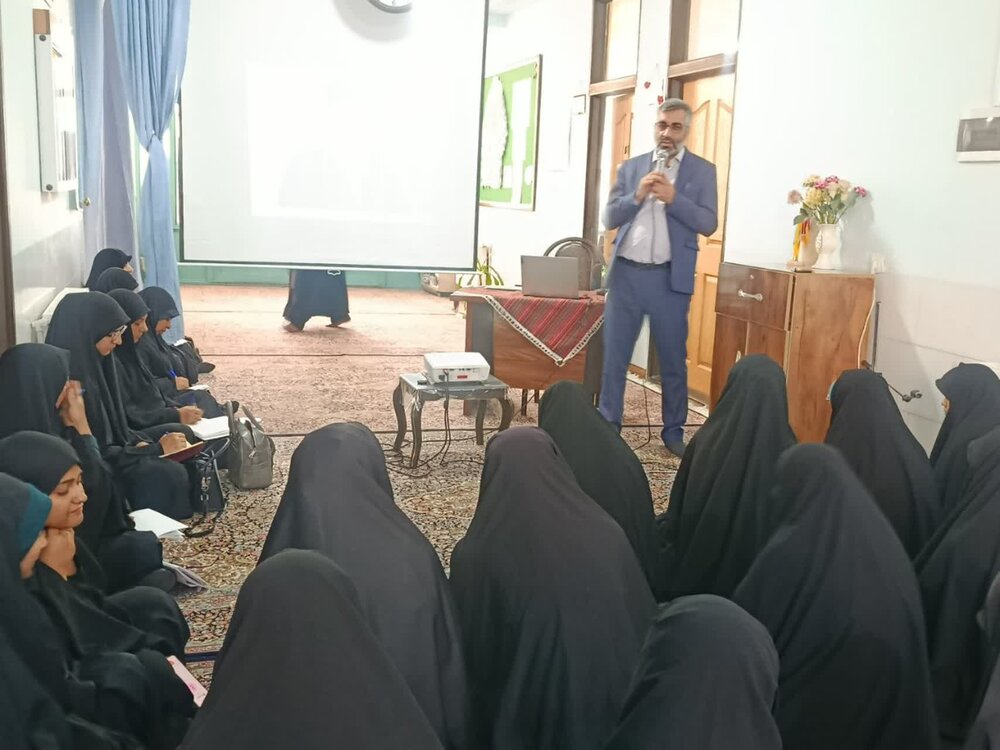 تصاویر/ کارگاه مشاوره‌ای کاهش تعارضات خانوادگی و همسرداری در مدرسه علمیه فاطمه الزهرا بم