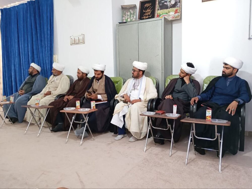 عکس دیگری از شرکت‌کنندگان در جلسه ماهانه روحانیون هجرت.