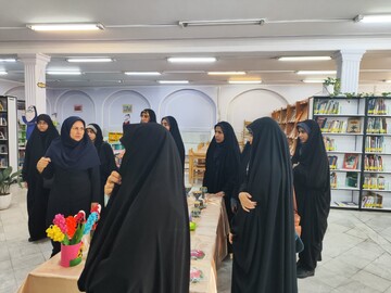 بازدید علمی طلاب مدرسه علمیه تخصصی فاطمیه کرمان از کتابخانه کرمان+تصاویر
