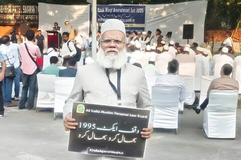 نئی دہلی؛ وقف قانون پر مسلم پرسنل لا بورڈ کے قائدین کا دھرنا