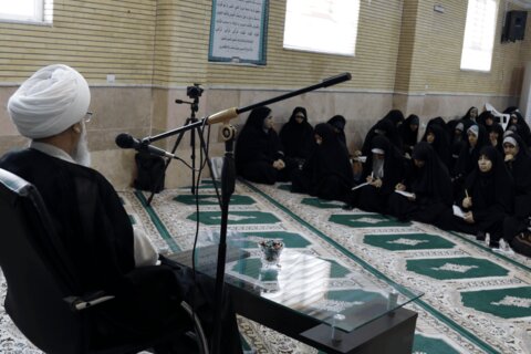 تصاویر/ برگزاری درس اخلاق در مدرسه علمیه الزهرا س بوشهر