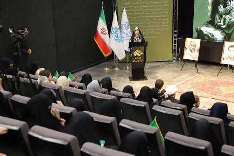 تصاویر/ محفل شعر بزرگداشت بانوان مقاومت در ارومیه