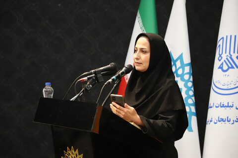 تصاویر/ محفل شعر بزرگداشت بانوان مقاومت در ارومیه