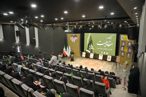 تصاویر/ محفل شعر بزرگداشت بانوان مقاومت در ارومیه