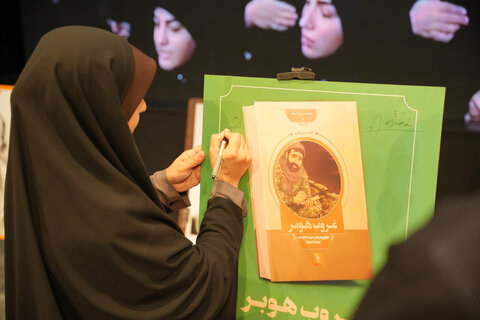 تصاویر/ محفل شعر بزرگداشت بانوان مقاومت در ارومیه