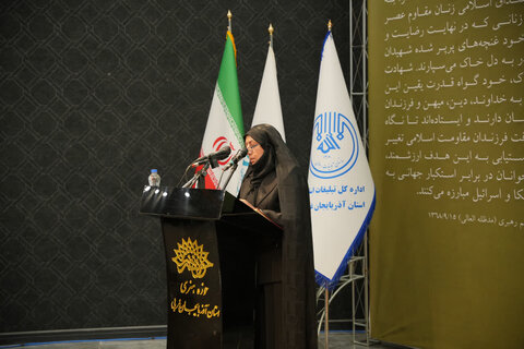 تصاویر/ محفل شعر بزرگداشت بانوان مقاومت در ارومیه