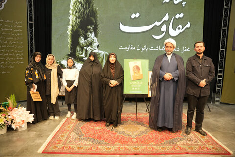 تصاویر/ محفل شعر بزرگداشت بانوان مقاومت در ارومیه