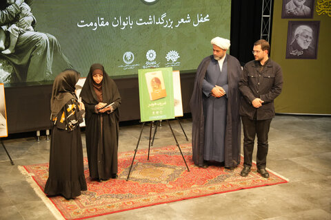 تصاویر/ محفل شعر بزرگداشت بانوان مقاومت در ارومیه